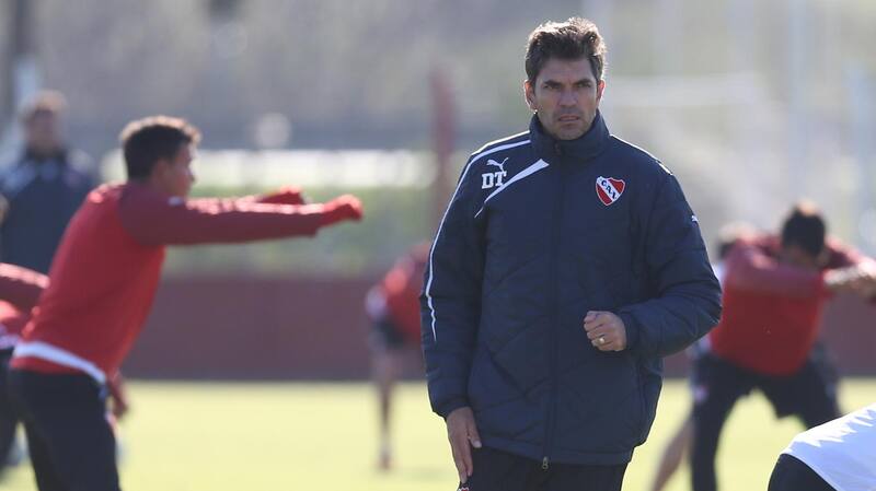 El ex DT de la U dirigiendo a Independiente.