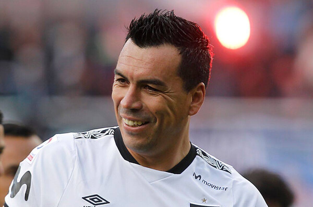 Esteban Paredes se convertiría en el jugador más longevo en retirarse en Colo Colo