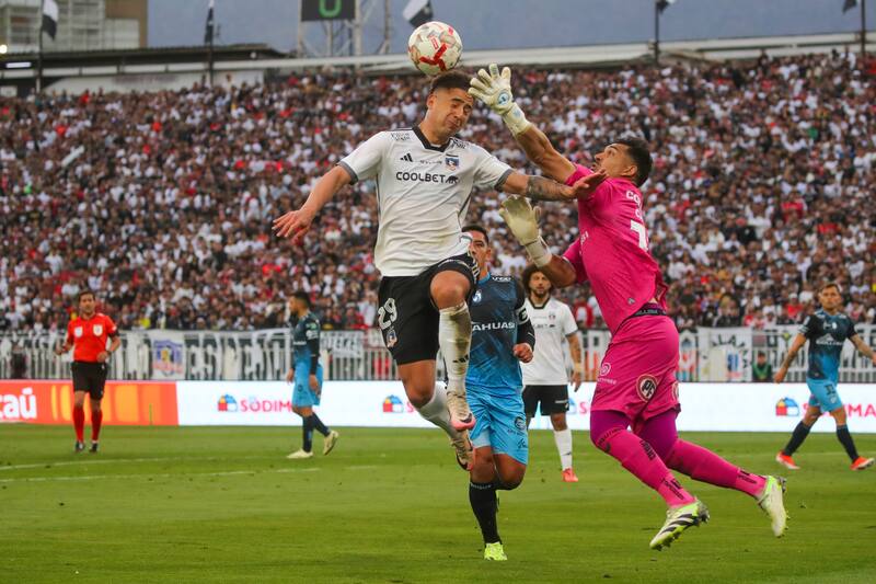 Guillermo Paiva, disputa el balon contra Daniel Castillo de Deportes Iquique.