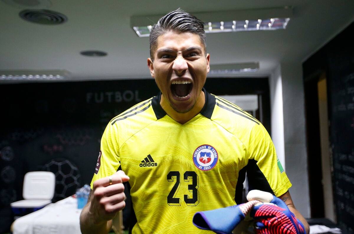 Brayan Cortés le mete presión a Claudio Bravo por el arco de La Roja: "Mentiría si digo que no quiero ser el titular"