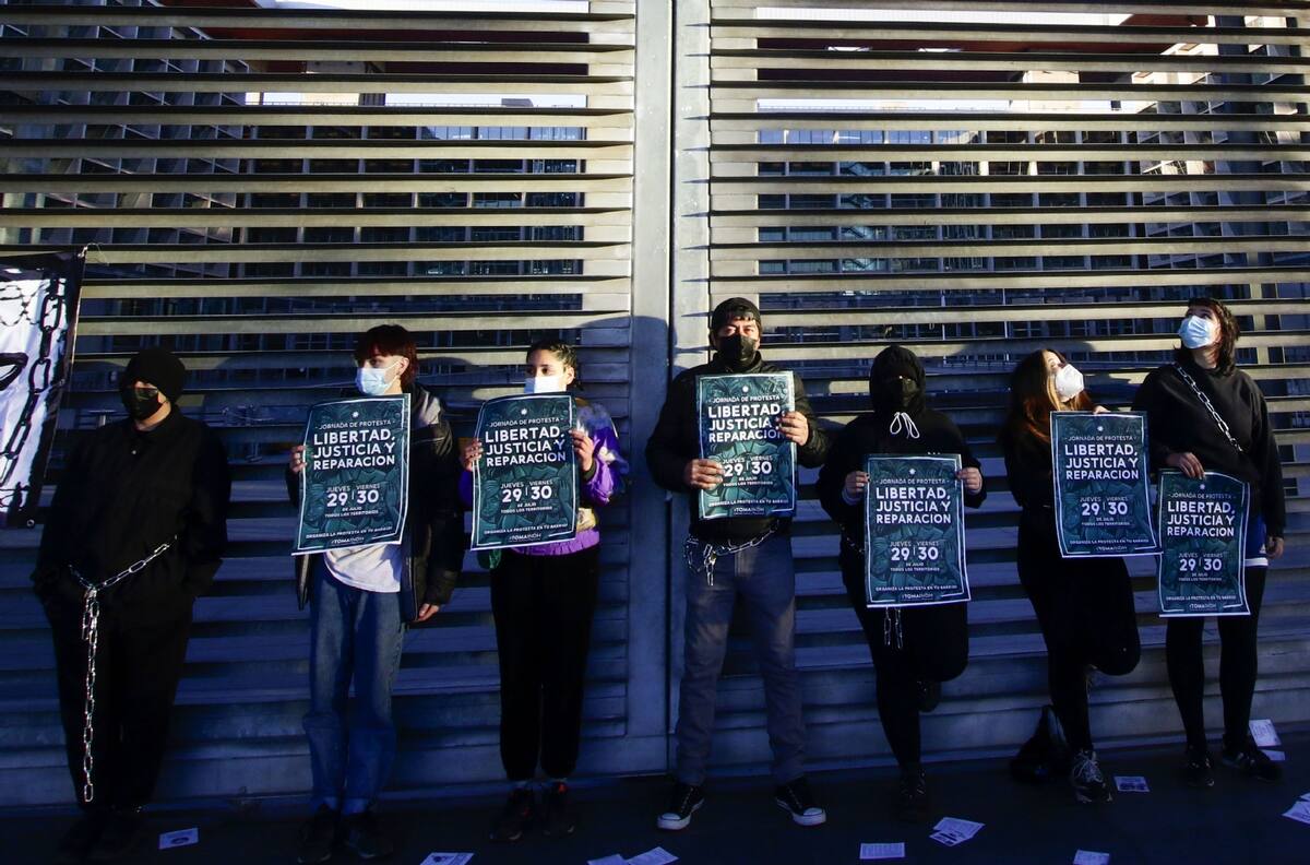 Integrantes de la ACES se encadenaron en centro de justicia exigiendo libertad por los presos del Estallido Social