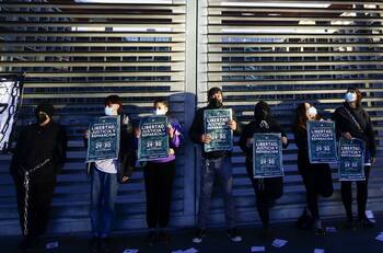 Integrantes de la ACES se encadenaron en centro de justicia exigiendo libertad por los presos del Estallido Social