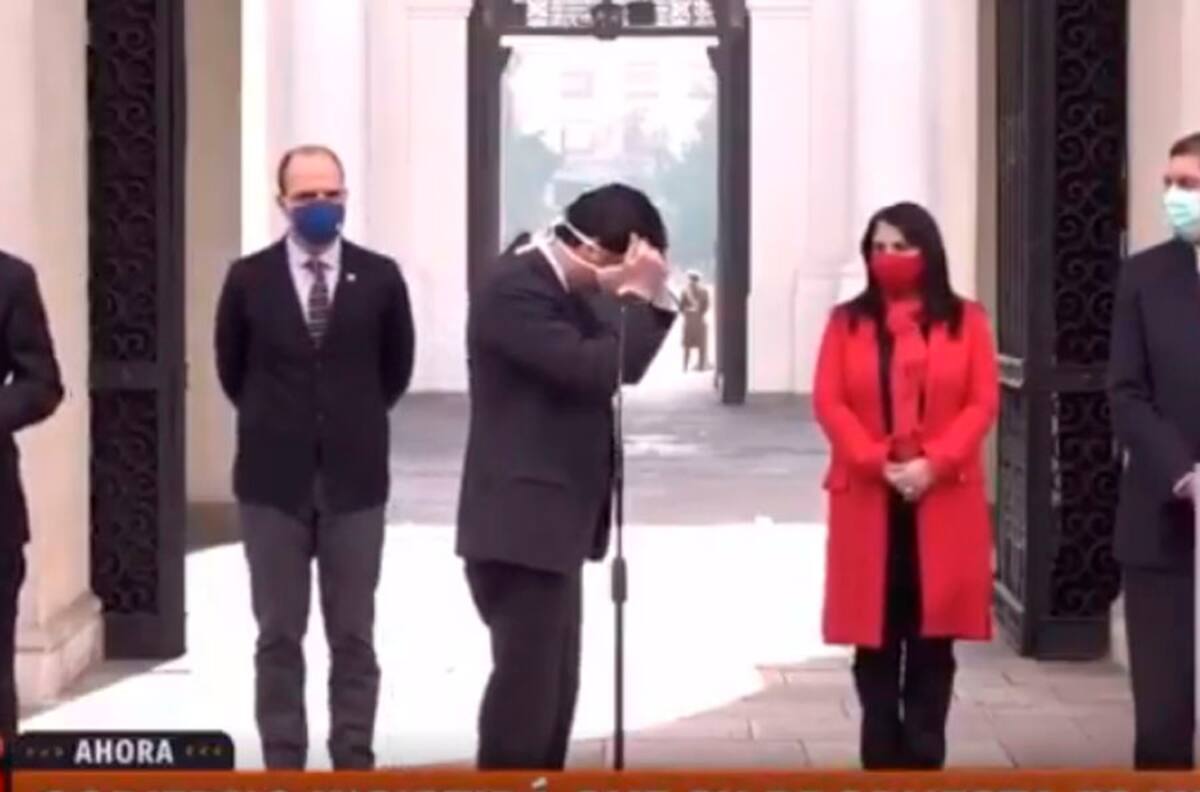 Se complicó un poco: El comentado chascarro del ministro Briones con su mascarilla
