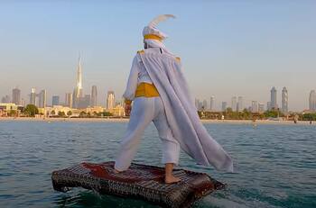 VIDEO I Usando la alfombra mágica: hombre "vuela" por las calles vestido de Aladdín