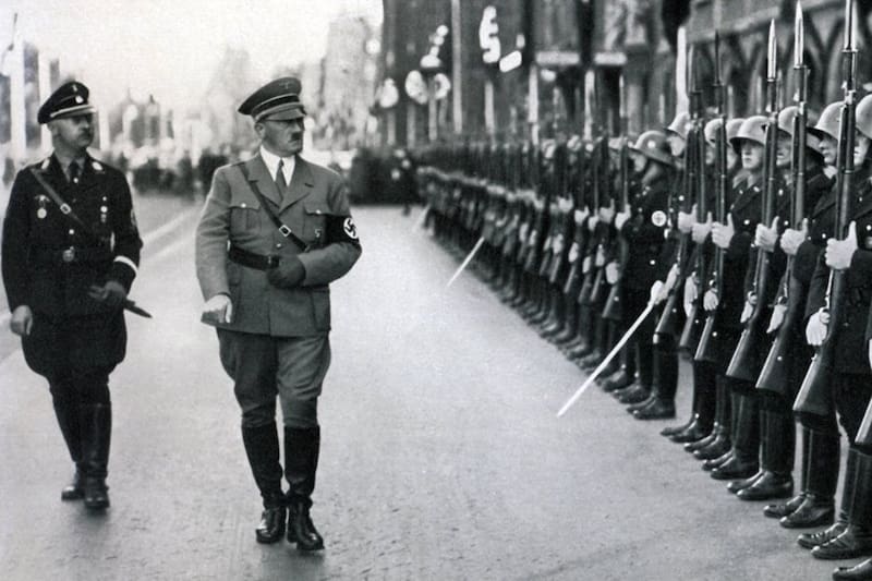 Hitler con su esposa se suicidan para evitar ser capturados.