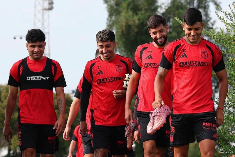 Los Albos sumaron de vuelta a los entrenamientos a los jugadores no considerados por Fernando Ortiz. Foto: Colo Colo Oficial.