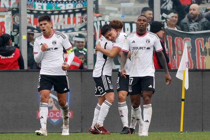 celebra con la jineta de capitán de Colo Colo Colo en el estadio Monumental (Foto: Aton)
