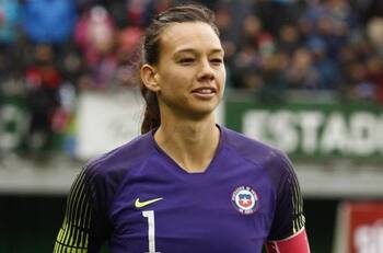 ¡Grande! Tiane Endler se lució con saludo navideño en Instagram