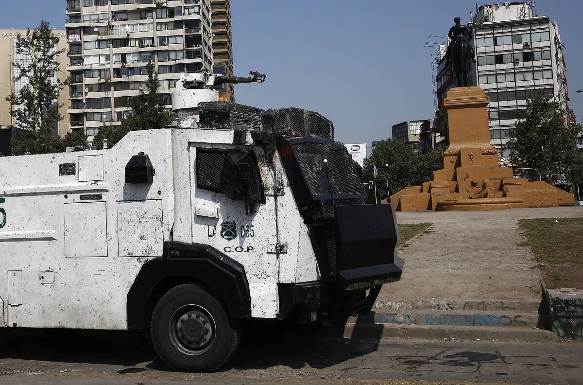 Con los que hay no basta: Diputado RN pide más carabineros custodiando la estatua de Baquedano