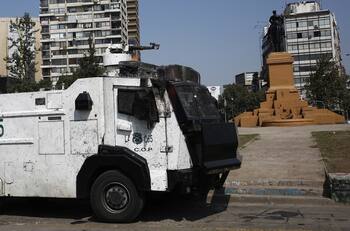 Con los que hay no basta: Diputado RN pide más carabineros custodiando la estatua de Baquedano