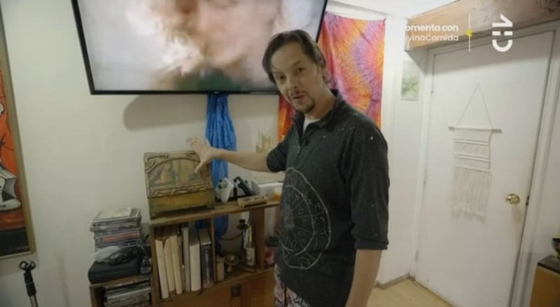 Sebastián Longhi también se dedica a leer el Tarot. Créditos: Pantallazo CHV