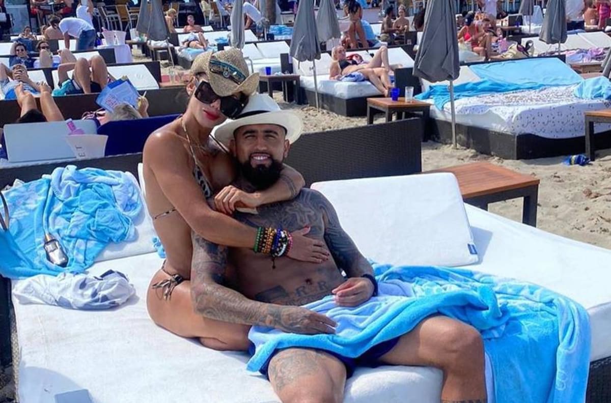 Arturo Vidal compartió románticas historias con su pareja a días de volver a entrenar
