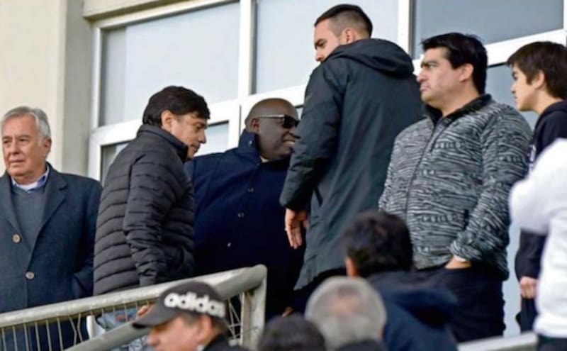 El grupo de empresarios que visitó el Estadio Germán Becker el fin de semana. (Foto: El Austral)