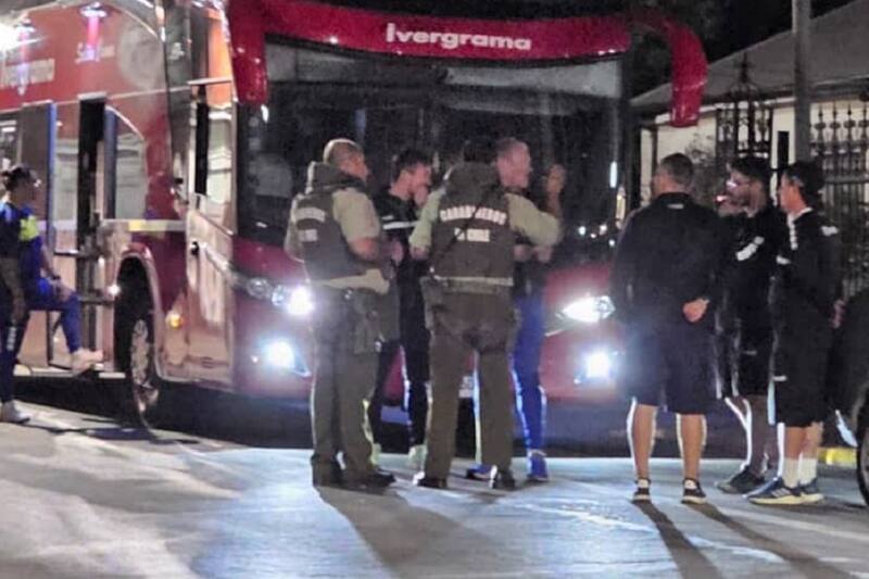 La delegación del equipo capitalino debió trasladarse a la comisaría tras agresión de Esteban Carvajal.
Créditos: Primera B Chile