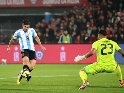Así relataron en la TV argentina el gol de Julián Álvarez a Chile que dejó mudo al Nacional