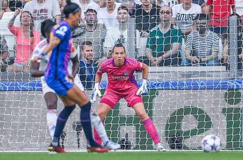 Pese a perder la Champíons League, Tiane Endler tiene una poderosa razón para sonreír en el fútbol europeo