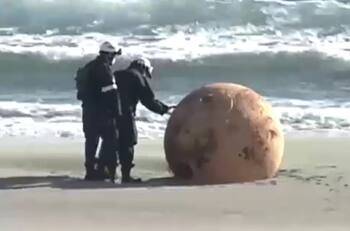 No era Gokú: Revelan qué era la misteriosa bola metálica encontrada en playa de Japón