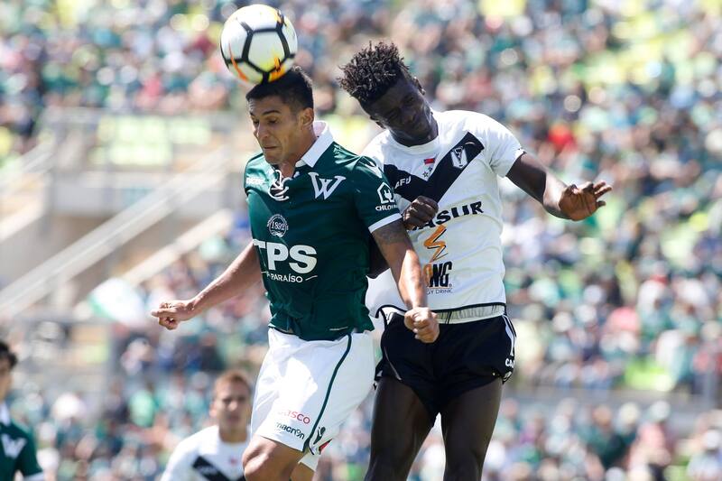 El central defendiendo a Santiago Morning. Foto: Agencia Aton.