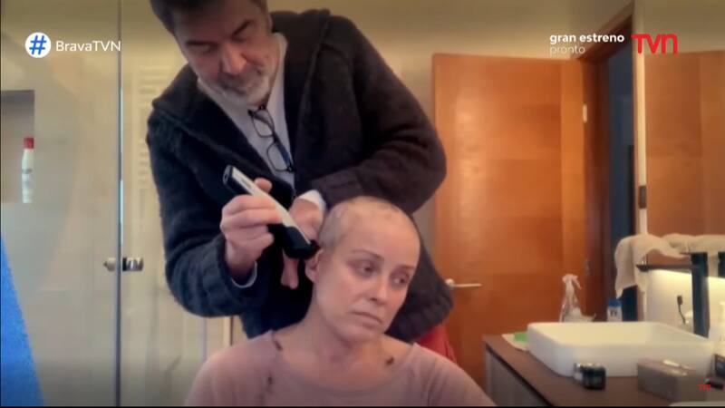 Claudia Conserva muestra cómo Pollo Valdivia le cortó el pelo