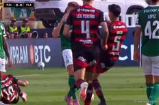 VIDEO | Se salvó de la roja: la fuerta patada de Erick Pulgar en la final de la Copa Libertadores