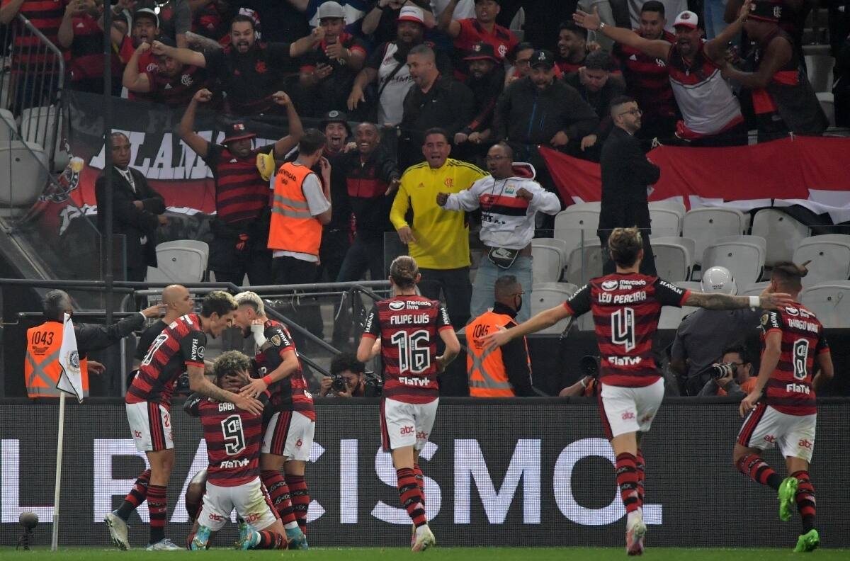 Flamengo no se inmutó para vencer a Corinthians en la ida de cuartos de final de Copa Libertadores con Arturo Vidal en cancha