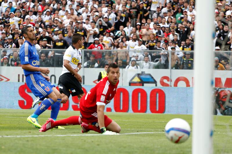 Luis Marín recibiendo el gol de Felipe Flores.