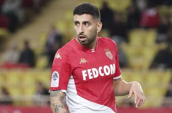 Millonario traspaso por Guillermo Maripán entra en tierra derecha y en la UC se frotan las manos