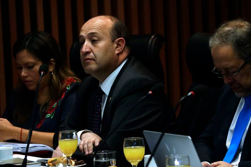 Santiago, 12 de diciembre 2019
El fiscal nacional, Jorge Abbott preside el ltimo consejo ordinario del Ministerio Pblico del ao, la actividad se realizo en la Fiscalia Nacional en la comuna de Santiago. en la imagen el fiscal Manuel Guerra (c).
Javier Salvo / Aton Chile