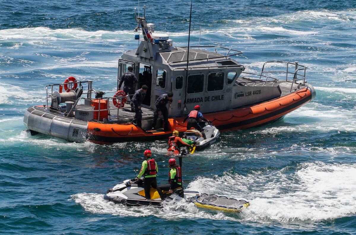 VIDEO | Se reanudan las búsquedas del padre y sus dos hijos arrastrados por el mar en Tomé: Hay casi 100 personas trabajando