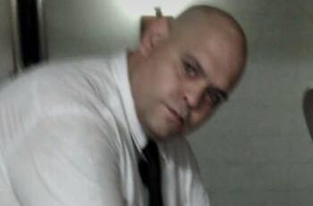 Se entregó uno de los empleados que se fotografió con el cadáver de Maradona