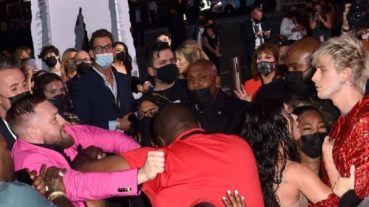 VIDEO: Conor McGregor y Machine Gun Kelly se dieron y no consejos en la alfombra roja de los MTV VMA