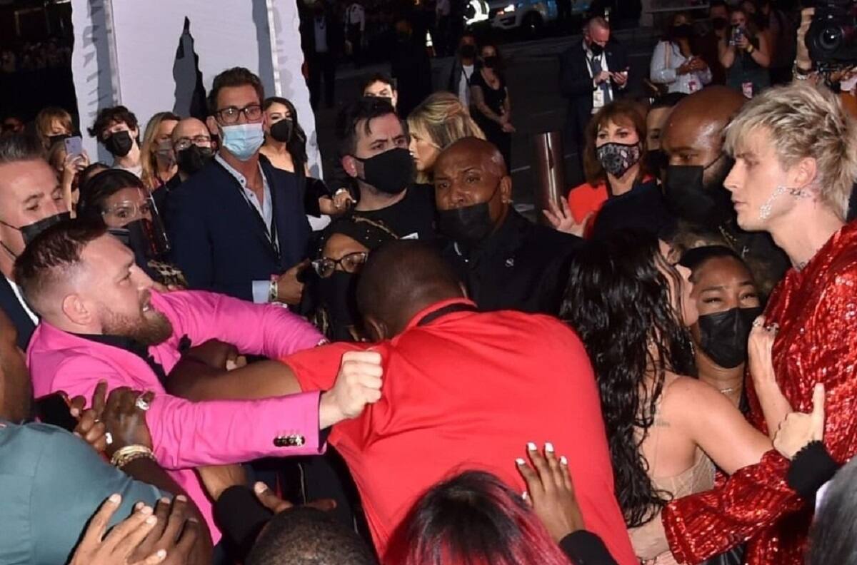 VIDEO: Conor McGregor y Machine Gun Kelly se dieron y no consejos en la alfombra roja de los MTV VMA