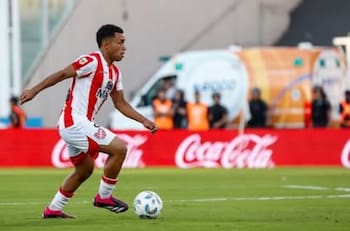 La razón que dificulta la llegada de este volante a Colo Colo: Almirón quiere que sea su nuevo Palacios