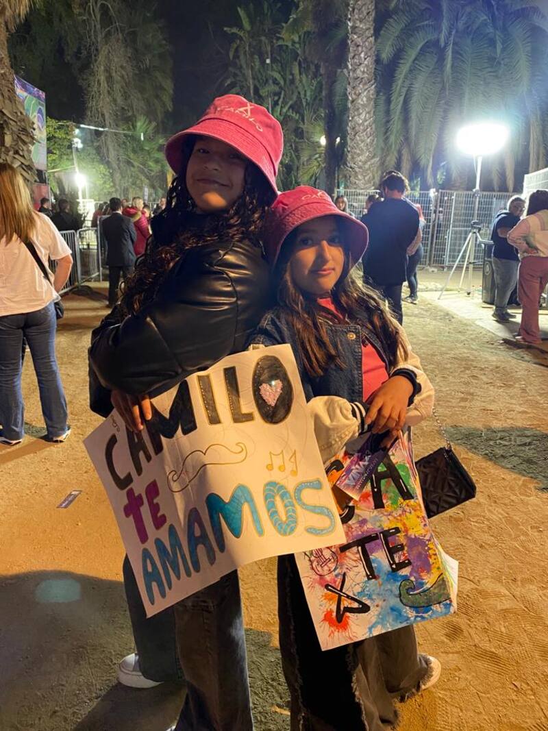 Los fanáticos llegaron a colmar la Quinta Vergara / Liana Vega y Fernanda Vielma