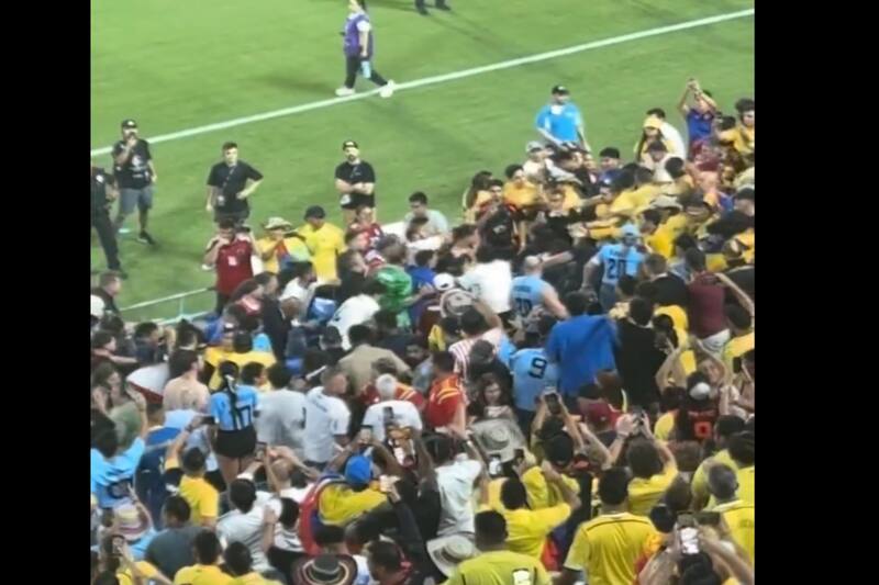 terminó peleando a golpe limpio en la tribuna, tras el duelo entre Uruguay y Colombia.