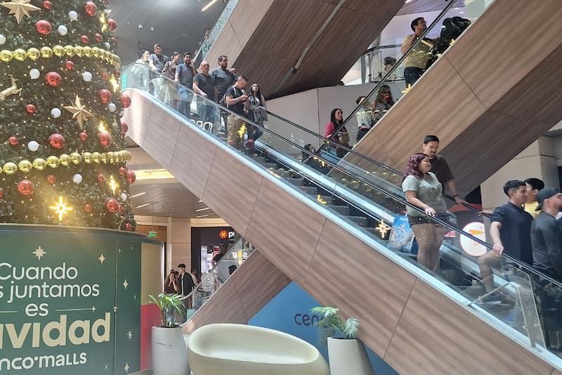 El comercio modificará sus horarios de cierre durante las celebraciones, lo que se suma al feriado irrenunciable del 1 de enero. Créditos: Carlos Santibanez/Aton Chile.