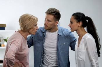 Estos son los familiares tóxicos de los que te debes alejar según la psicología