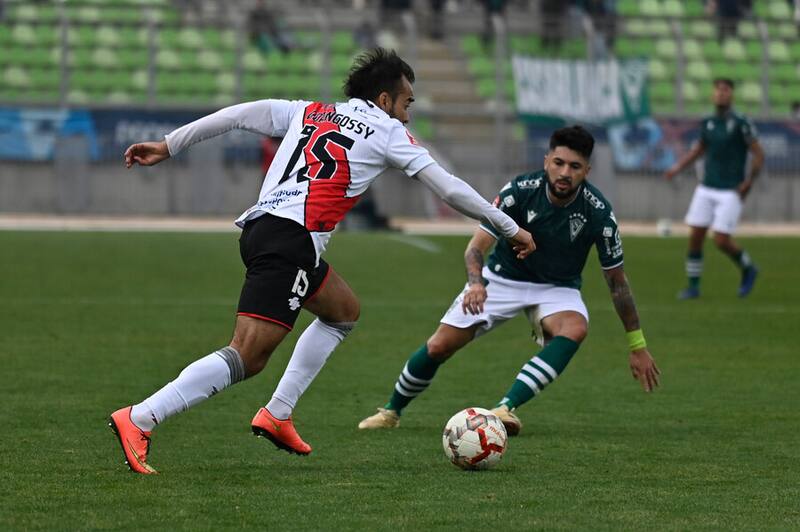 El delantero señaló que su intención es permanecer en Curicó pese a que sonar en Deportes Concepción. Foto: Aton.