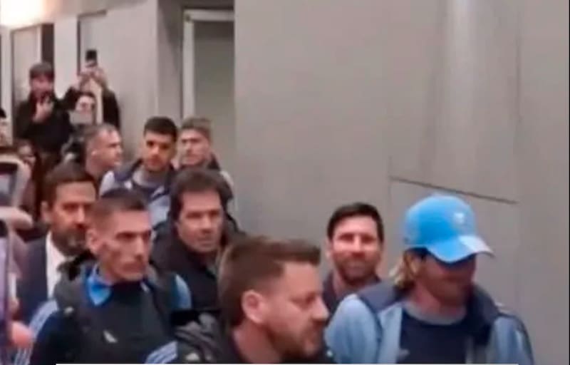 El astro argentino llegando a Chile para el duelo de este jueves.