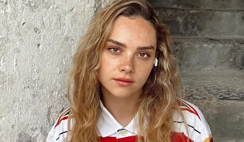 es actriz y cantante chilena.