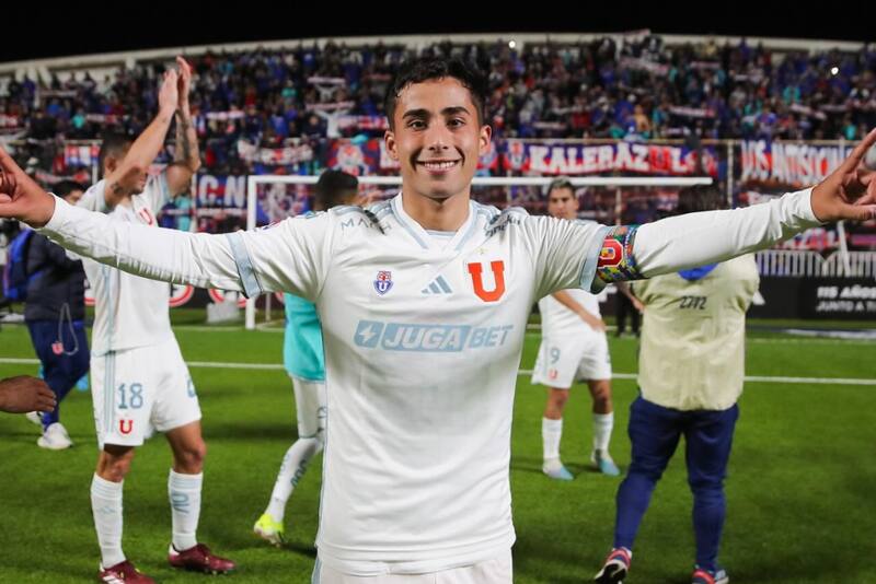 Lucas Assadi fue ovacionado en su regreso a las citaciones en la U. Foto: @udechile