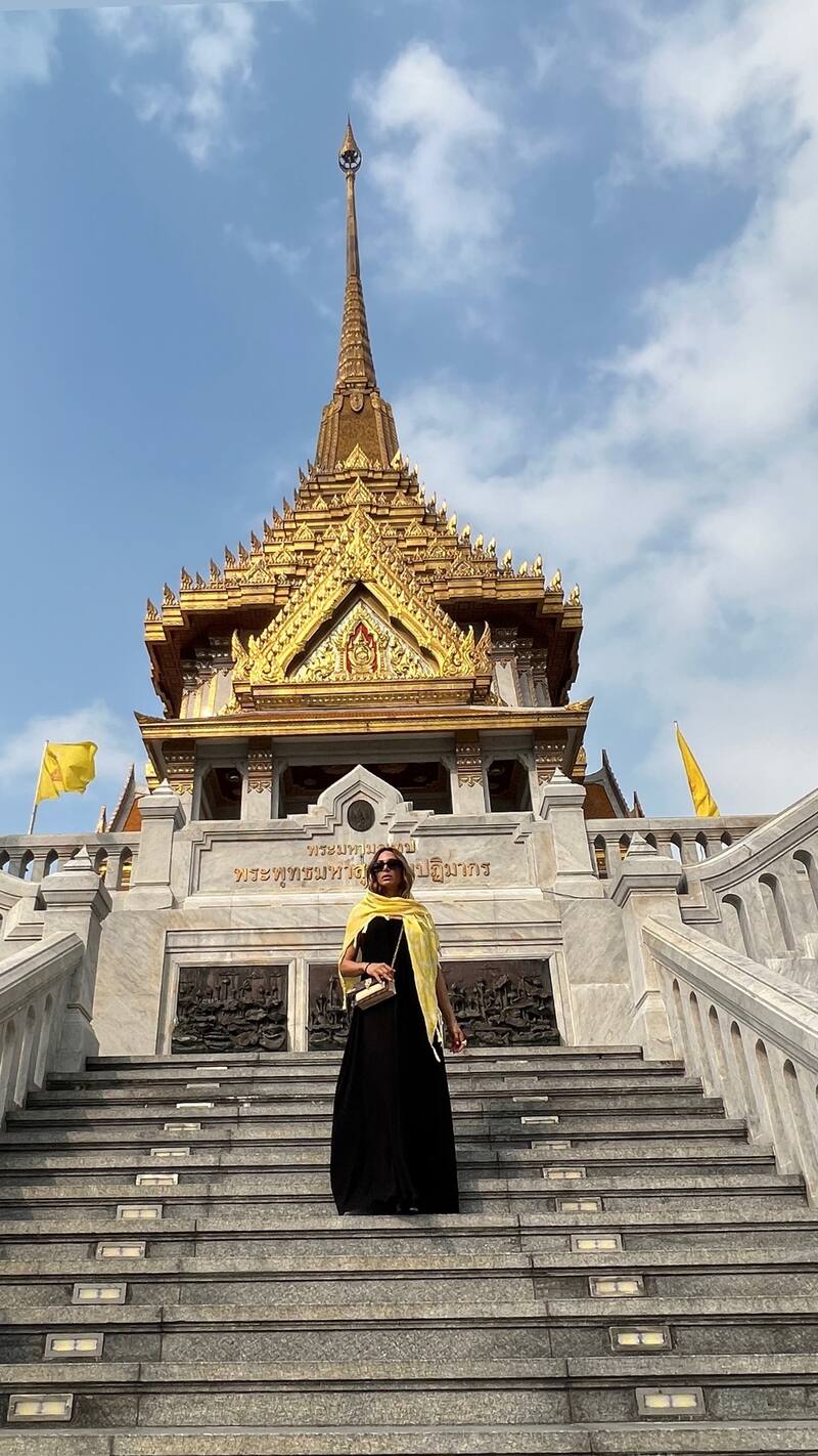 Lisandra Silva en las escaleras del templo Wai Tai Mit
