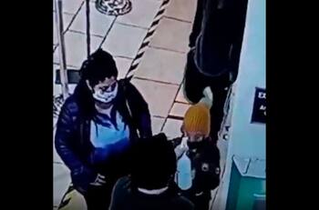 Insólito error de guardia de supermercado al confundir termómetro con el alcohol gel