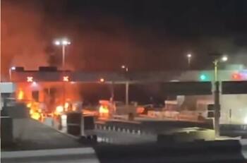 VIDEO | Motín de película: Incendian autos y bloquean caminos para escaparse de un penal en México