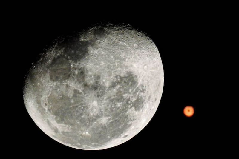 En los próximos días se podrá observar un nuevo evento astronómico entre nuestro satélite y el planeta rojo.