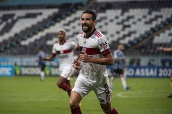 Pese a todas las críticas, Mauricio Isla es campeón y fue escogido como el mejor lateral derecho del Brasileirao