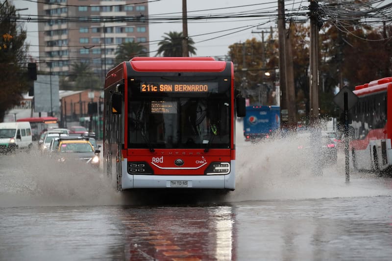 Dentro de la Ley de Tránsito, uno de sus artículos sanciona a quiénes conduzcan de forma descuidada y mojen a los peatones que circulan por la calzada.