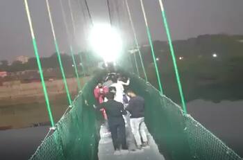 VIDEO | Captan momento en que colapsa puente colgante en la India: Hay al menos 140 personas muertas