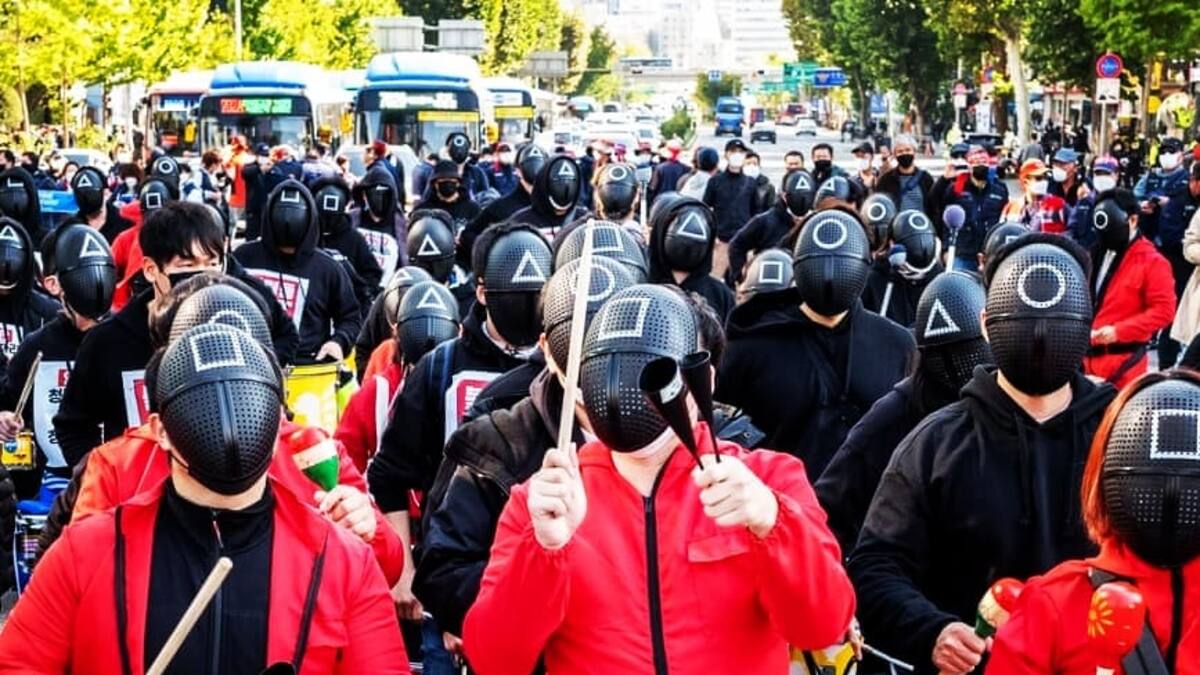 VIDEOS I El Juego del Calamar: Trabajadores protestan con trajes de la serie en una huelga general