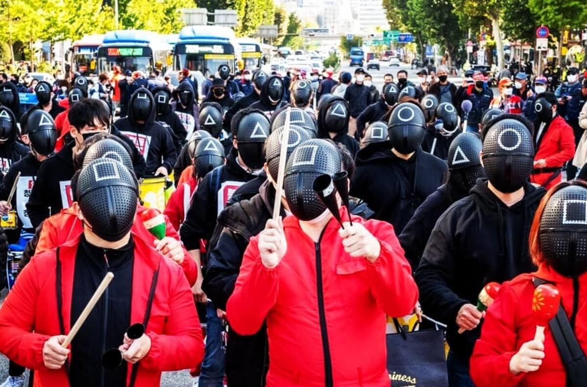 VIDEOS I El Juego del Calamar: Trabajadores protestan con trajes de la serie en una huelga general